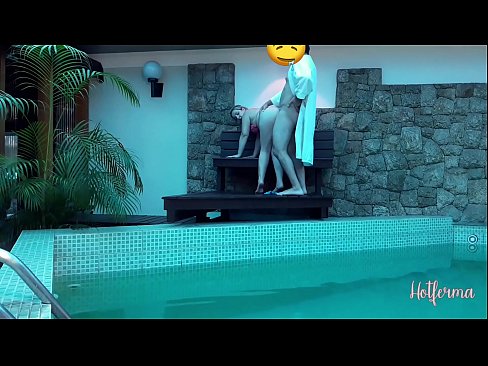 ❤️ Giimbitar sa amo ang katabang sa pool, apan dili makasukol sa init ☑ Porno sa amon ❌❤