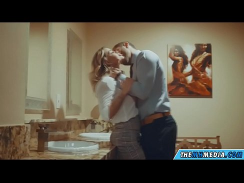 ❤️ Kung ang usa ka busty blonde naghaylo kanimo sa usa ka publiko nga kasilyas ☑ Porno sa amon ❌❤